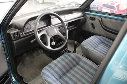 El equipamiento interior es muy sencillo. A diferencia de los vehículos de la actualidad, no cuenta con aire acondicionado, ni tacómetro