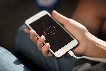Un factor que daña tanto la duración como la vida útil de la batería es la combinación de acciones que realizan con el dispositivo.