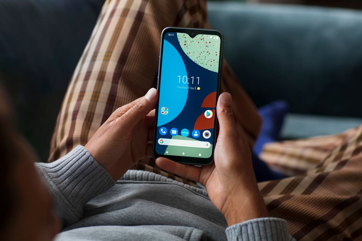 Un Fairphone 4, un smartphone que está diseñado para que sea fácil de reparar; el fabricante vende las piezas, que se cambian quitando unos tornillos simples