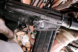 Un FAL hallado en una favela de Río de Janeiro en 2002