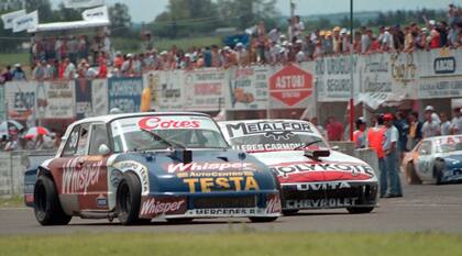 Un Falcon (Toto Etchegaray) y una Chevy (Emilio Satriano), cabeza a cabeza en el TC de los 90