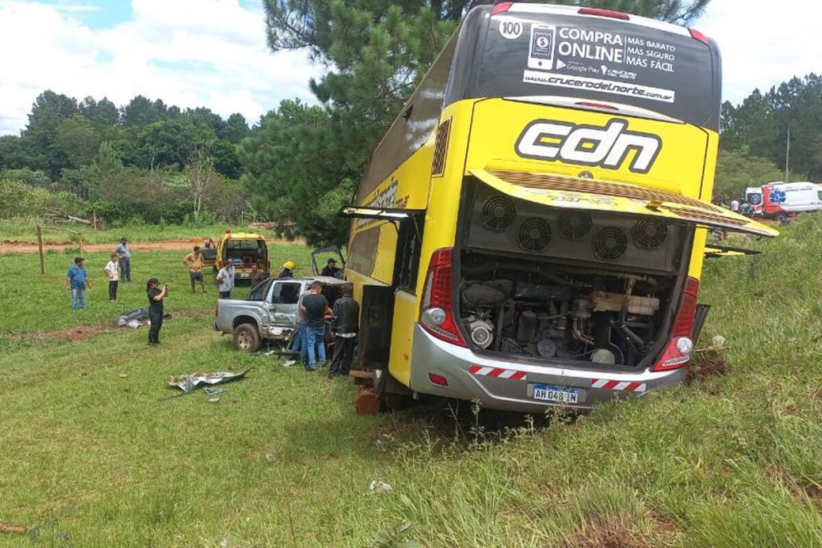 Un fallecido en choque frontal entre una camioneta y un micro en San Vicente, Misiones