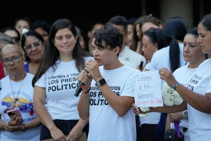 Un familiar de un manifestante detenido durante la represión gubernamental habla en una vigilia en Caracas, Venezuela, el jueves 8 de agosto de 2024.