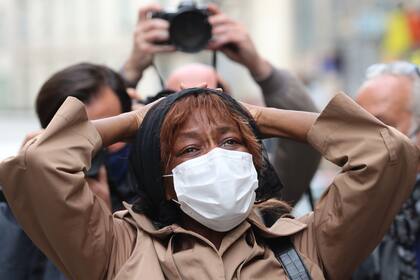 Un familiar de una víctima de un ataque con cuchillo llora frente a la Basílica de Notre-Dame de Niza en Niza el 29 de octubre de 2020