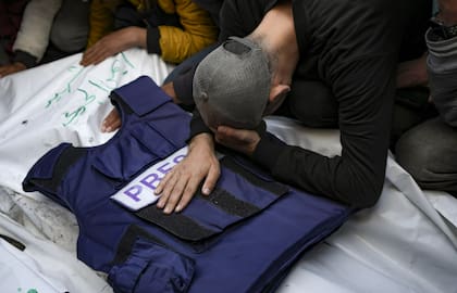 Un familiar llora el cuerpo de uno de los cinco periodistas palestinos asesinados en la Franja de Gaza