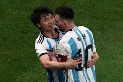 Un fanático chino invadió el campo de juego en el partido ante Australia para darle un abrazo a Messi; esto genera Leo en todo el mundo