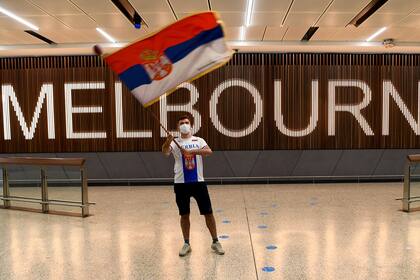 Un fanático de Djokovic con la bandera de Serbia esperó durante horas en el aeropuerto el desembarco del campeón del Open australiano