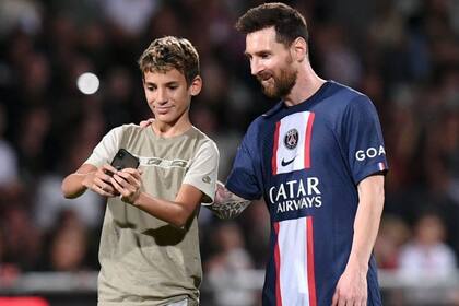 Un fanático saltó al campo de juego y se fotografió con Messi