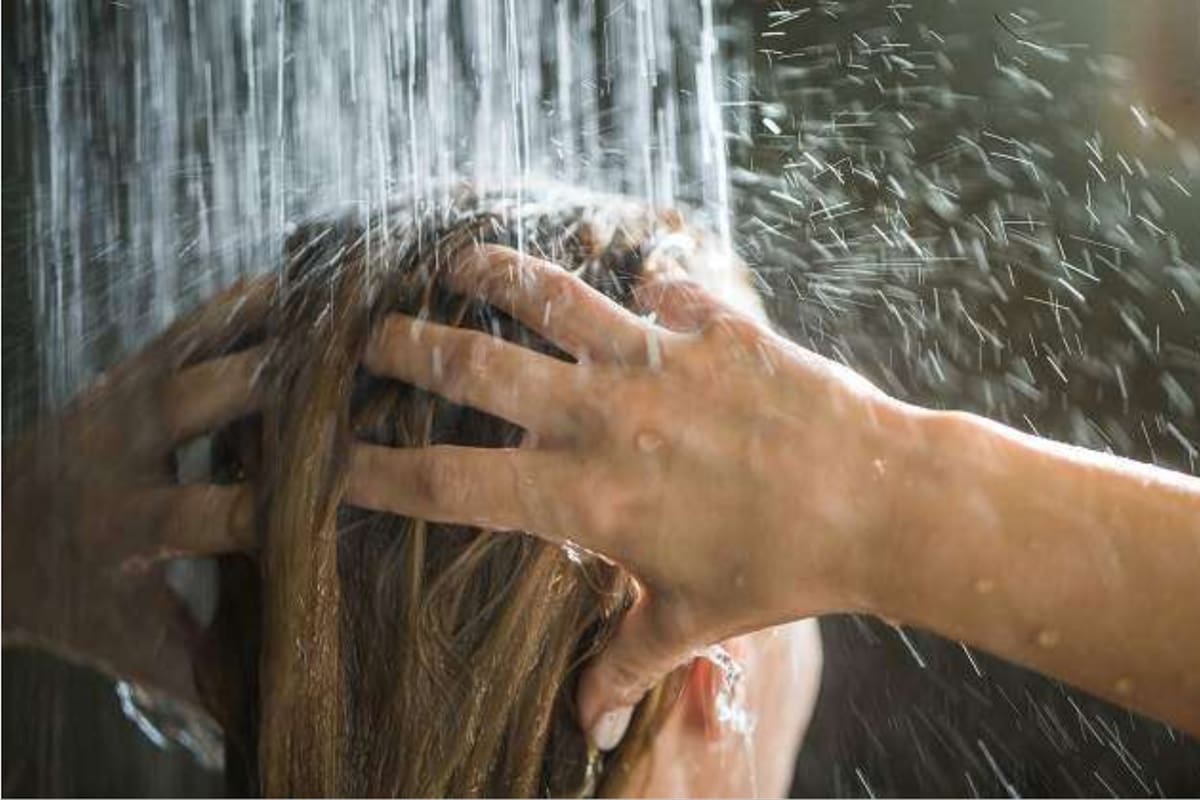 Un farmacéutico explicó en TikTok las consecuencias de dormirse con el pelo mojado