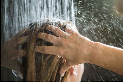 Un farmacéutico explicó en TikTok las consecuencias de dormirse con el pelo mojado