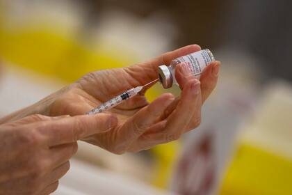 Un farmacéutico llena una jeringa con la vacuna de Moderna contra el coronavirus en Amberes, Bélgica
