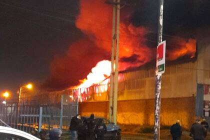Un feroz incendio se desató dentro de un depósito de autopartes en el partido de Estaban Echeverría, provincia de Buenos Aires