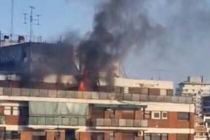 un feroz incendio se desató en un edificio de 12 pisos y una mujer quedó internada en grave estado