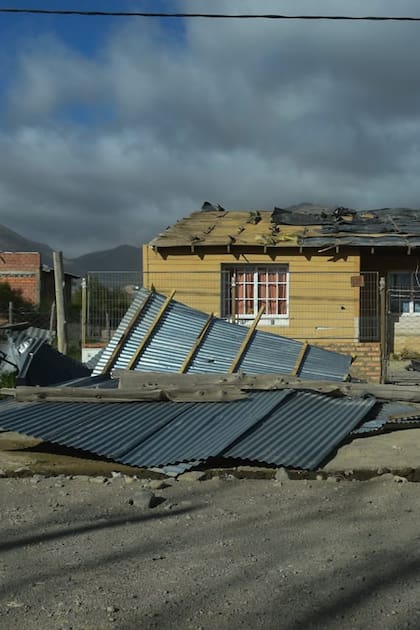 Un feroz temporal de viento causó estragos en la Patagonia. Bariloche