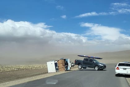 Los fuertes vientos voltearon y arrastraron vehículos que circulaban por las rutas
