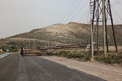 En Comodoro Rivadavia la caía de postes de luz dejó sin suministro eléctrico a varias zonas