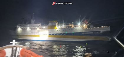 Un ferry italiano que transportaba migrantes desde Lampedusa se incendia.