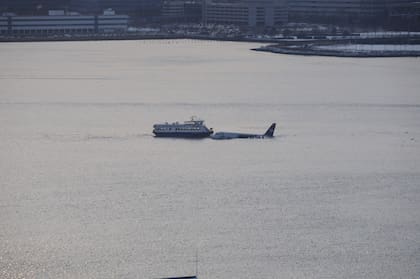 Un ferry que navegaba por la zona se acercó para embarcar a la mayor cantidad posible de tripulantes