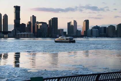 Un ferry se mueve a través de flotadores de hielo que cubren parte del río Hudson