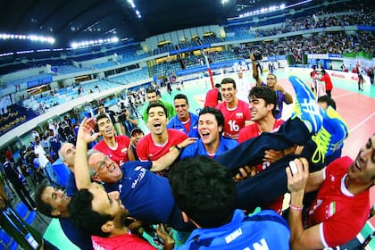 Un festejo con el seleccionado de Irán, al que hizo campeón. "Hay que adaptarse a las culturas, pero siempre tener una disciplina", sostiene