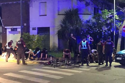 Un festejo con graves incidentes: adolescentes se juntaron en Saavedra a festejar el último día de clases y todo terminó en serios disturbios