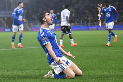 Un festejo de gol de Joaquín Panichelli tras convertirle a Auxerre con la camiseta del Racing de Estrasburgo