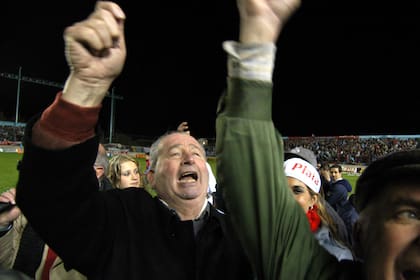 Un festejo de Julio Grondona en el estadio de Arsenal