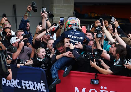 Un festejo en equipo: el vuelo de Andrea Kimi Antonelli para celebrar el triunfo con los mecánicos de Mercedes
