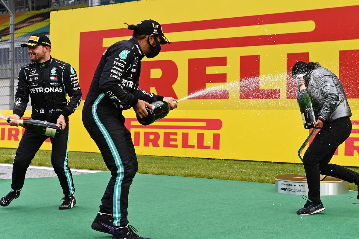 Un festejo en equipo: Lewis Hamilton, ganador del Gran Premio de Estiria, baña con champagne a Stephanie Travers, ingeniera de pista de Petronas; Valtteri Bottas, segundo y puntero del campeonato, completa la escena