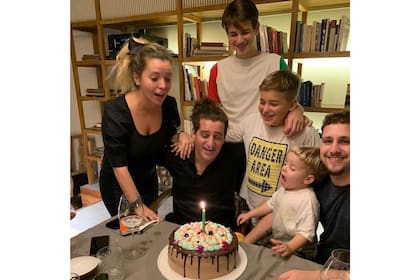 Un festejo familiar, con su mujer y sus hijos