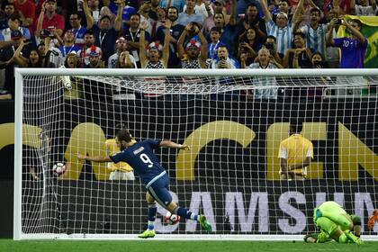 Higuaín festeja uno de sus dos goles ante Estados Unidos, en la semifinal de la Copa América Centenario 2016