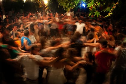Un festival de danzas tradicionales, en Icaria, Grecia