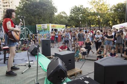 Un festival de música y dibujo se llevó adelante hoy para pedir que se respete el proyecto de construcción de un espacio verde en Plaza Clemente