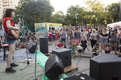 Un festival de música y dibujo se llevó adelante hoy para pedir que se respete el proyecto de construcción de un espacio verde en Plaza Clemente