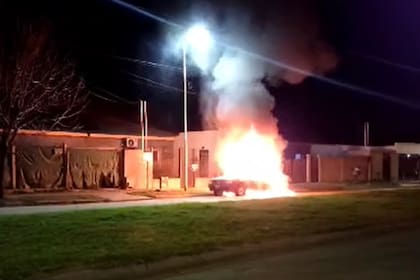 Un Fiat Uno incendiado frente a la casa del hombre que denunció a L-Gante, en el barrio Bicentenario, de General Rodríguez