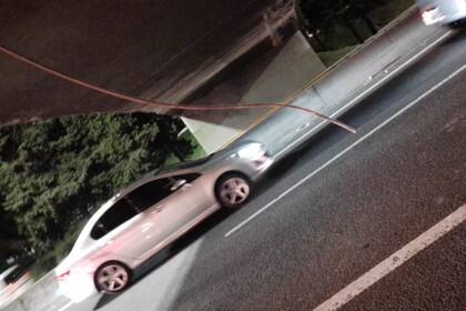 Un fierro de desprendió de un puente en la autopista Riccheri