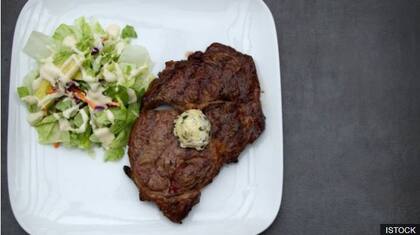 Un filete de carne, con mantequilla y una pequeña ensalada es un plato ideal de la dieta catogénica