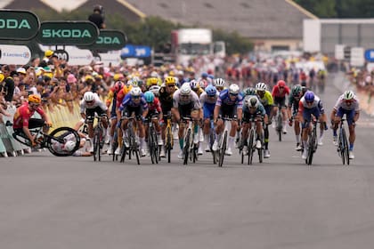Un final de la cuarta etapa a pura velocidad y golpes en el Tour de Francia.