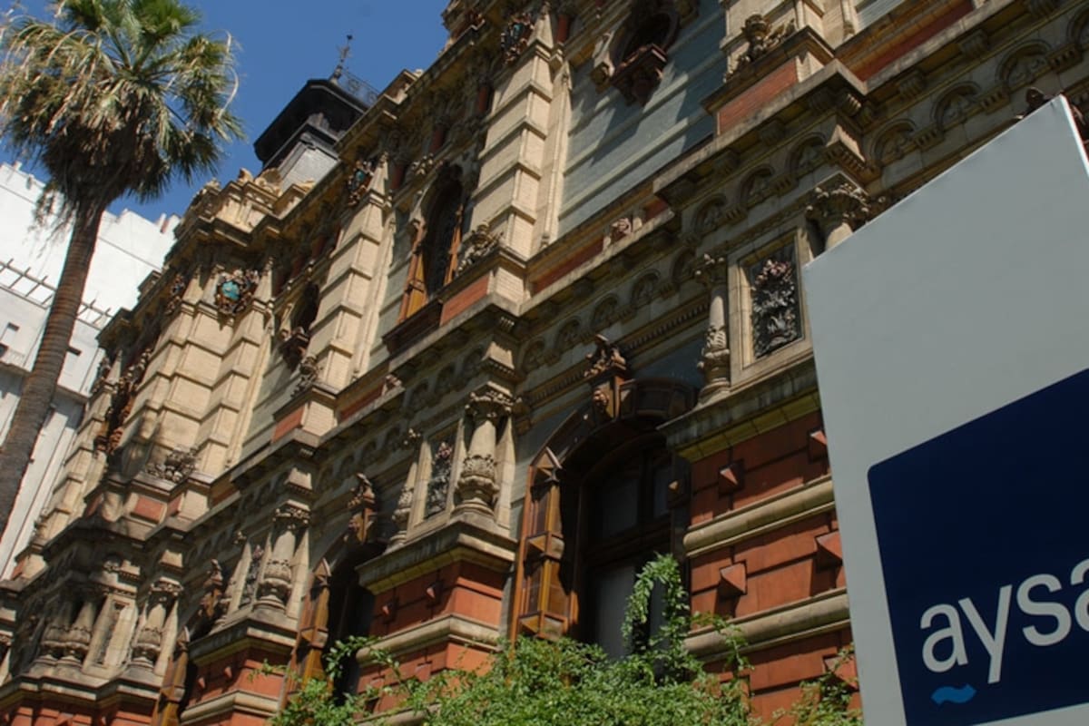 Un fiscal pidió indagar a 29 empresarios y ex funcionarios de Aysa