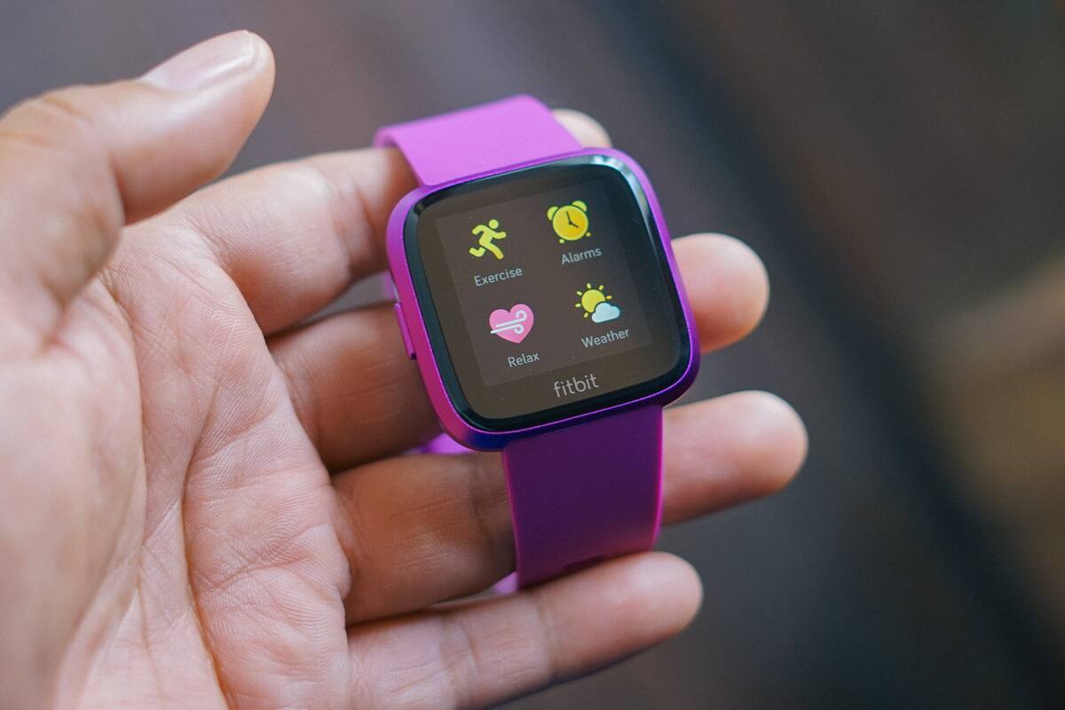 Un Fitbit Versa Lite; una demanda colectiva en Estados Unidos asegura que su batería se recaliente y puede quemar la piel