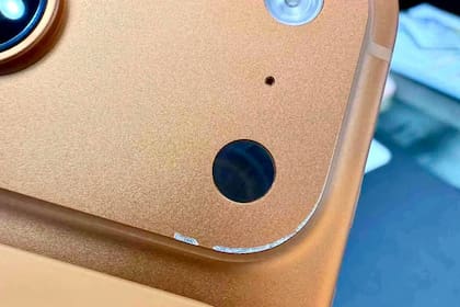 Un flamante iPhone 17 Pro ya muestra la falta de pintura en el borde del bloque de cámaras