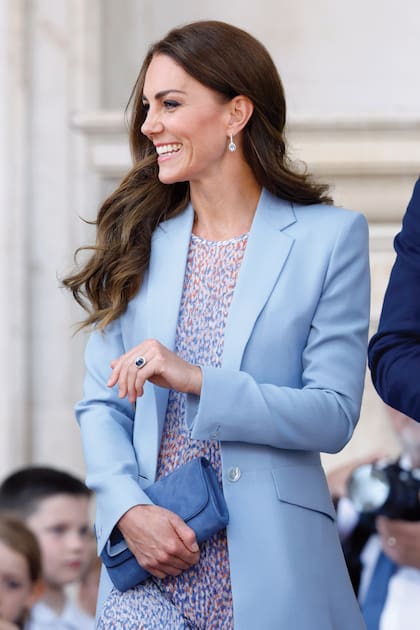 Un flamante Natasha azul "Riviera" para combinar con un vestido de L.K Bennett y abrigo celeste.