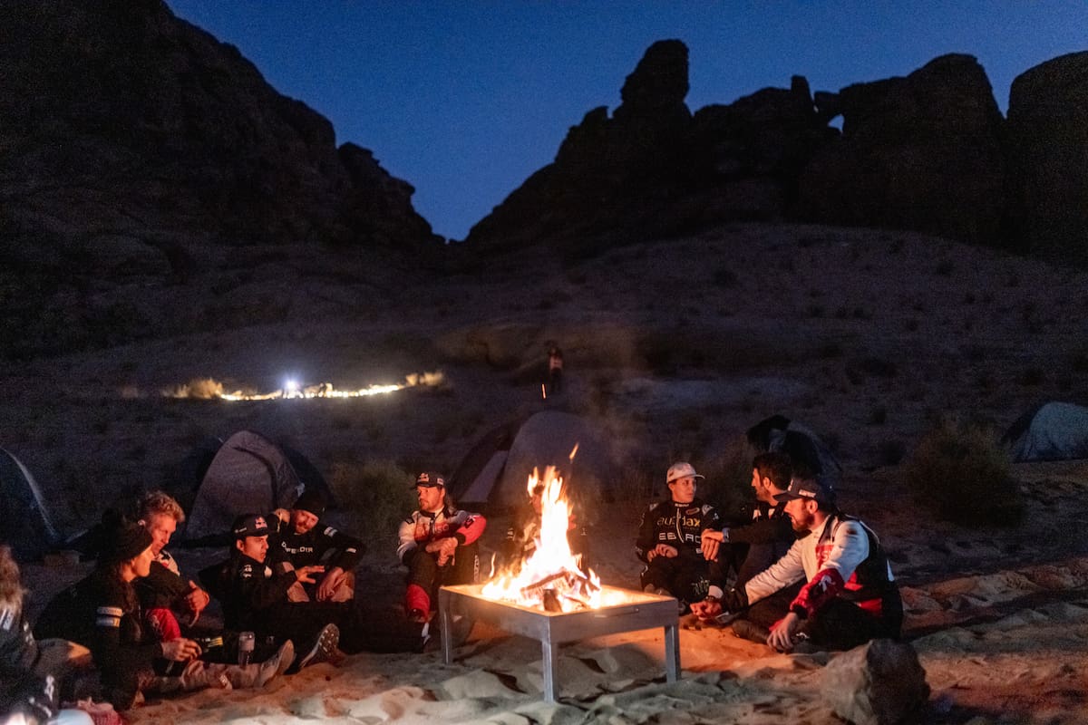 Un fogón en el desierto, sin asistencias, sin ropa de recambio: un Dakar a la vieja usanza, después de la primera etapa maratón.