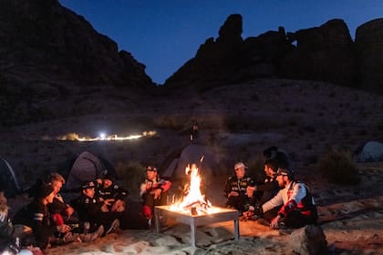 Un fogón en el desierto, sin asistencias, sin ropa de recambio: un Dakar a la vieja usanza, después de la primera etapa maratón.