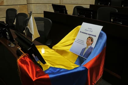 Un folleto muestra la imagen del senador colombiano Miguel Uribe Turbay sobre una bandera colombiana que cubre su escaño en el Congreso, en Bogotá, Colombia, el 9 de junio de 2025.
