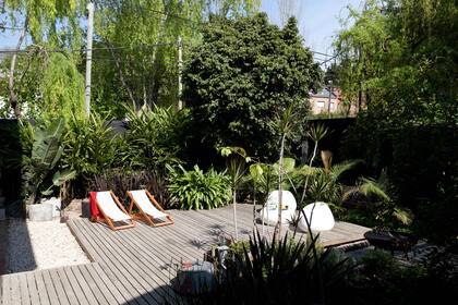 Un fondo con deck permite espacio para reposeras y un living.