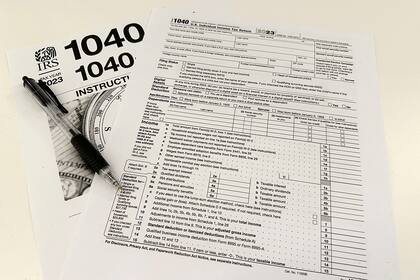 Un formulario de impuestos 1040-2023 del Servicio de Impuestos Internos de Estados Unidos y sus instrucciones pueden verse en esta foto del 26 de enero de 2024, en Nueva York