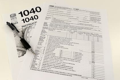 Un formulario de impuestos 1040-2023 del Servicio de Impuestos Internos de Estados Unidos y sus instrucciones pueden verse en esta foto del 26 de enero de 2024, en Nueva York