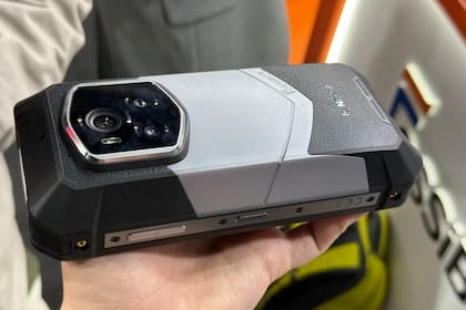 Un Fossibot F107 Pro, con una batería de 28.000 mAh, cinco veces más grande que la de un smartphone normal