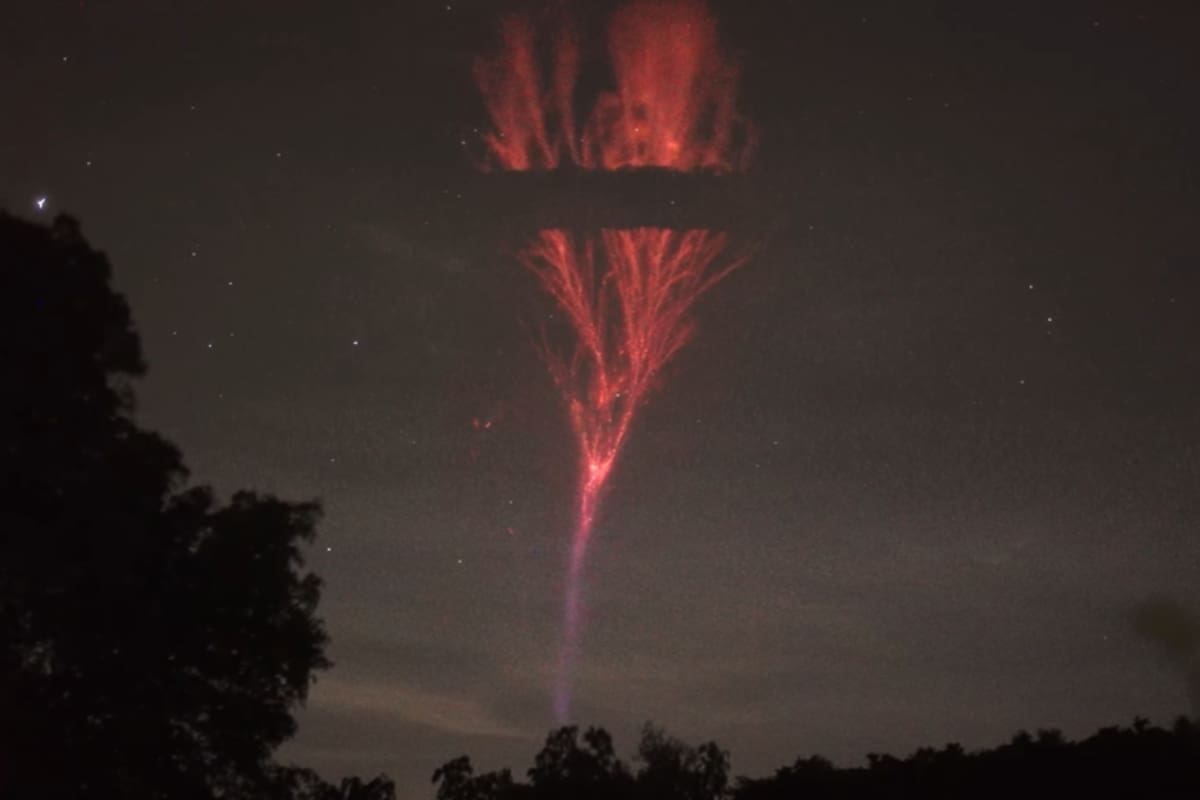 Un fotógrafo captó un fenómeno luminoso denominado chorro gigante en Puerto Rico